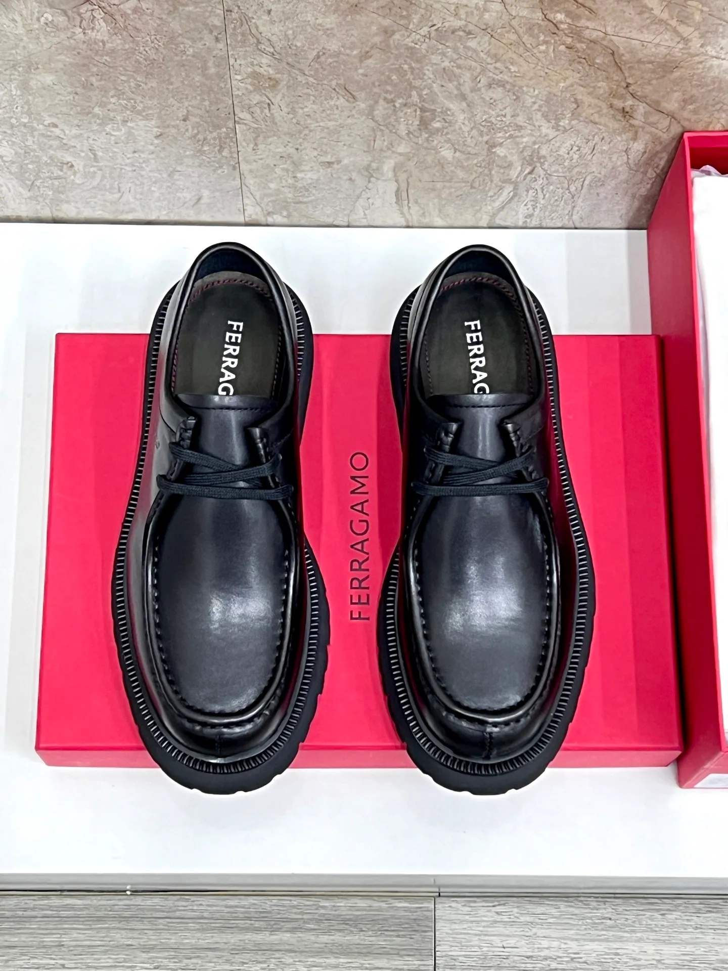 Original quality P780 Brand: Ferragamo Standard code: Men's code 39.40.41.42.43.44 Grade: Same style as the official website High-quality men's shoes Material: Customized first-layer calfskin with water-dyed cowhide lining Cowhide tiptoe Original non-slip and wear-resistant rubber outsole Style category: Men's formal business leather shoes are young and fashionable European and American trends British style Casual matching Comfortable feet Color: actual picture